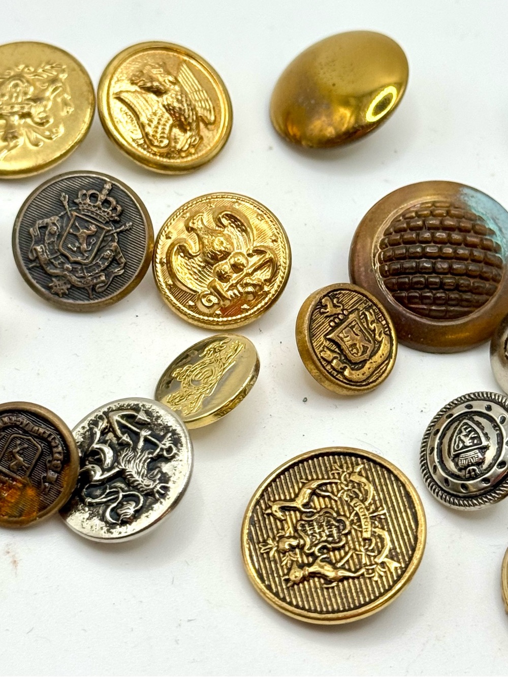 Vintage military and fashion buttons - Lot 
28